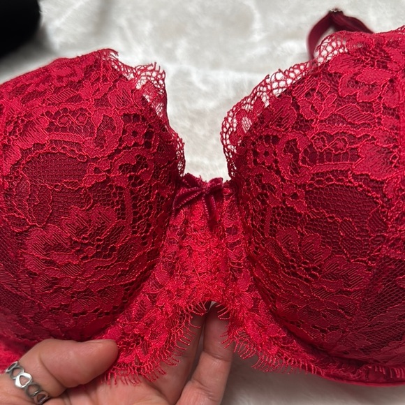 Victoria's Secret Black and Red Lace Bras with Underwire - Picture 5 of 10